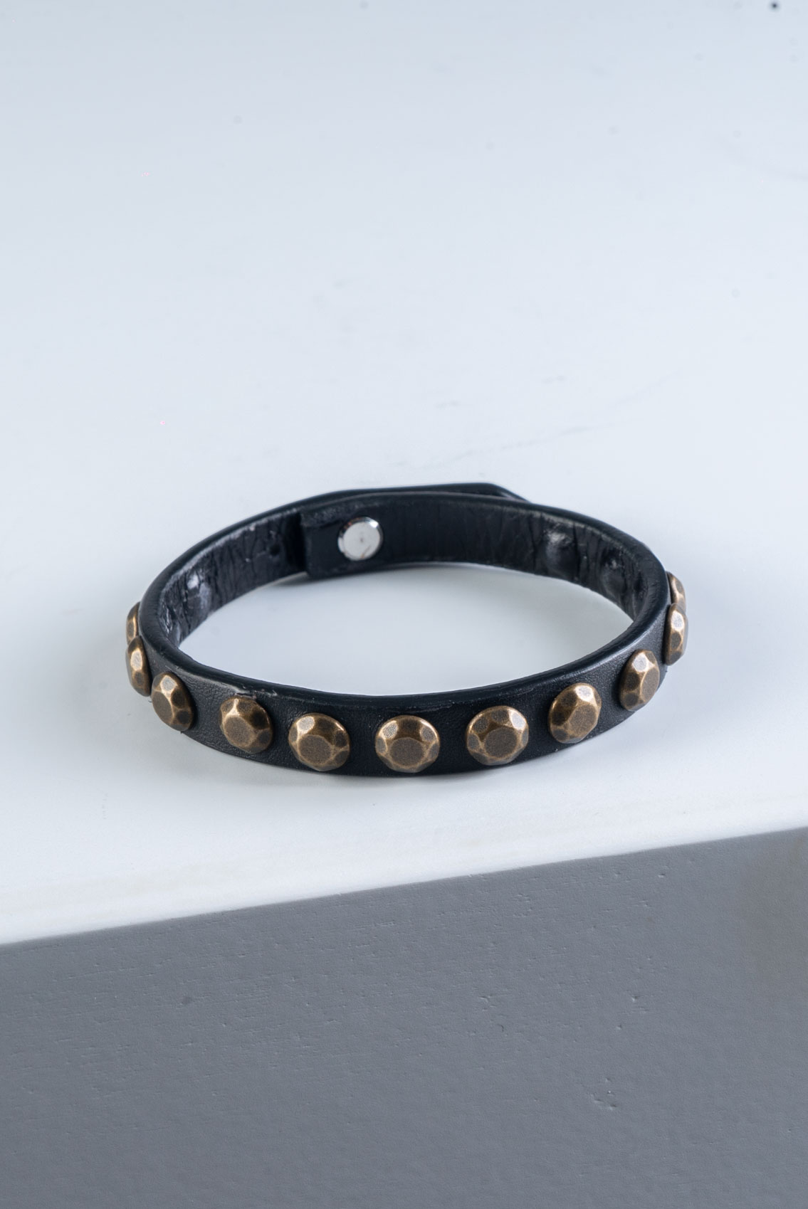 Bracciale in cuoio con borchie in bronzo BNT62