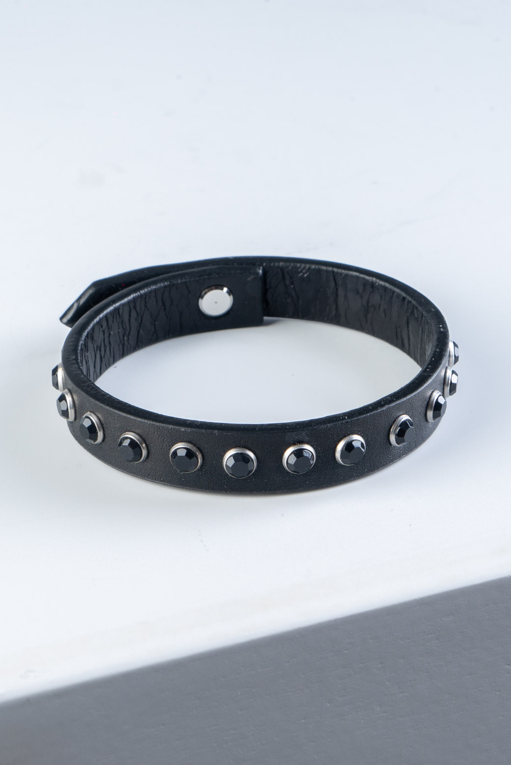 Bracciale in cuoio con pietre nere BNT32