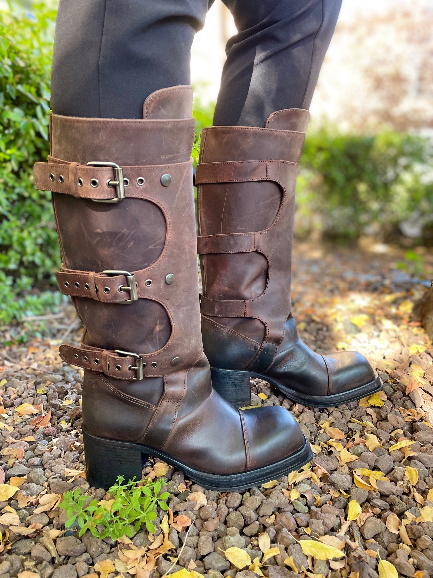 Stivale anfibio in pelle con fibbie DNOT 210