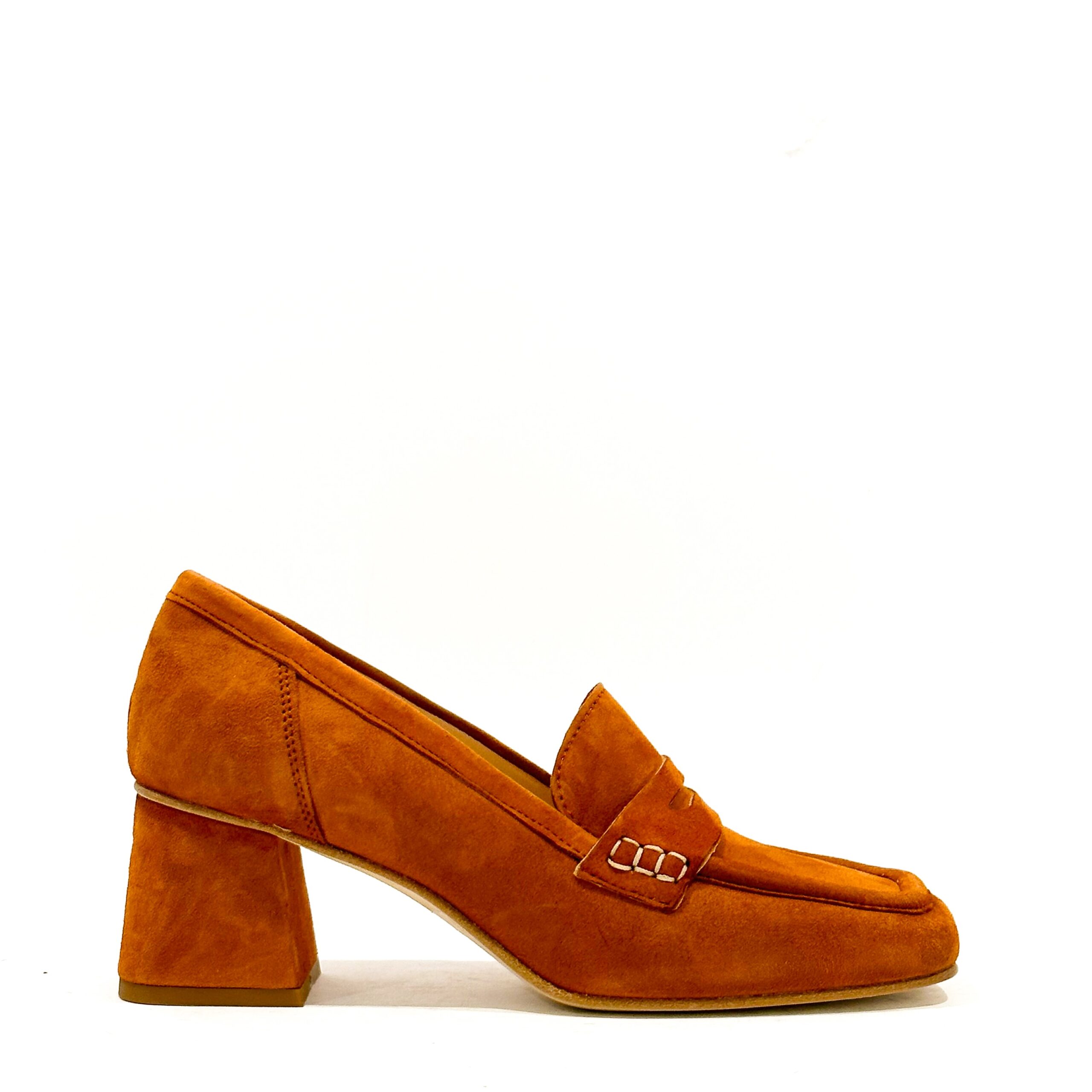 Mocassino con tacco in vernice soft 738